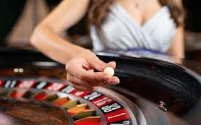 vietnam pools live dealer studio showing blackjack table with real dealer and player interface